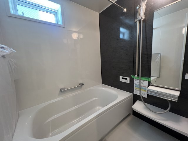 雨風防ぎやすい屋根付き地下車庫で、陽当りもOKな【南区六ツ川２丁目】新築戸建の浴室