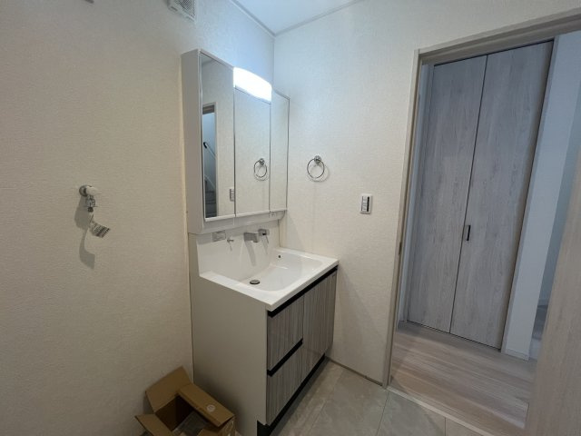 雨風防ぎやすい屋根付き地下車庫で、陽当りもOKな【南区六ツ川２丁目】新築戸建の独立洗面台|独立洗面化粧台付き