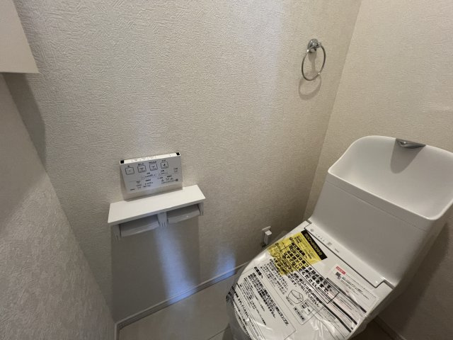 雨風防ぎやすい屋根付き地下車庫で、陽当りもOKな【南区六ツ川２丁目】新築戸建のトイレ|落ち着いたトイレです