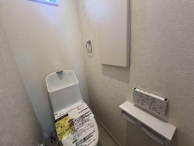 雨風防ぎやすい屋根付き地下車庫で、陽当りもOKな【南区六ツ川２丁目】新築戸建のトイレ|トイレも気になるポイント