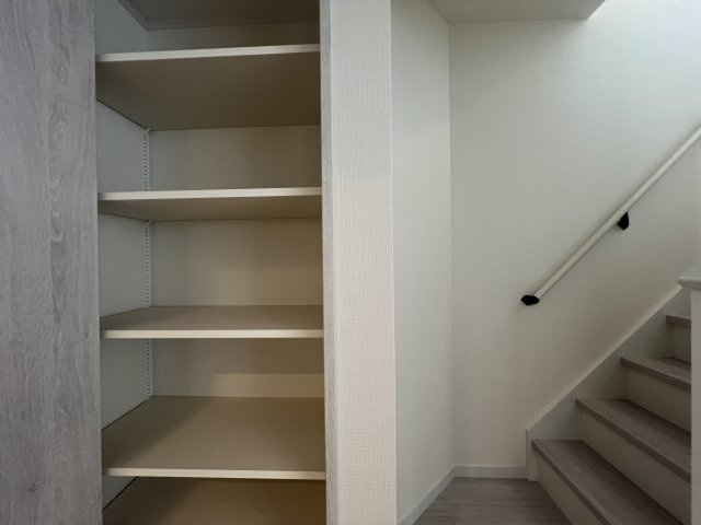 雨風防ぎやすい屋根付き地下車庫で、陽当りもOKな【南区六ツ川２丁目】新築戸建の収納|小物を収納するのに便利です