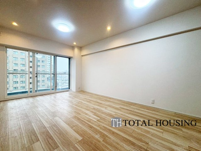 【居間・リビング】 | 新札幌プリンスハイツ | リビングは全面バルコニーに面した明るい空間♪シンプルで飽きの来ない内装のため、お好みの家具やインテリアグッズなどでお部屋のコーディネートをお楽しみください。