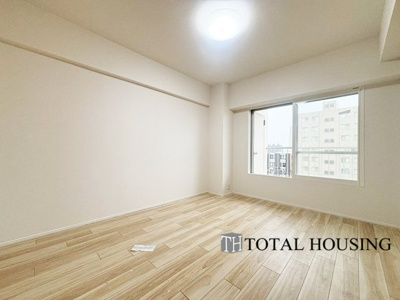 【洋室】 | 新札幌プリンスハイツ | 洋室　約6.6帖
大きな窓からたっぷりの日差しが降り注ぐ明るい室内です。気持ちの良い朝日を受けて、目覚めの良い健康的な朝を迎えられそうです。