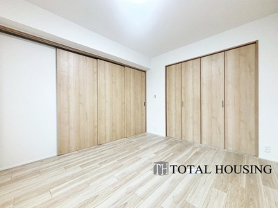 【洋室】 | 新札幌プリンスハイツ | 洋室　約6.6帖
LDKと隣接した洋室で、リビングから目が届く場所なので、お子様の遊び部屋・お昼寝スペースとして使うのもオススメです♪