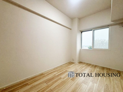 【洋室】 | 新札幌プリンスハイツ | 洋室　約5.2帖
アクティブで充実した日常を過ごすからこそ、毎日のリラックスタイムは大切にしたいですね。落ち着いたトーンとナチュラルな風合いが心地良いお部屋は、主寝室にも最適です。