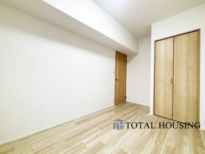 【洋室】 | 新札幌プリンスハイツ | 洋室　約5.2帖
家族一人ひとりの大切なプライベート空間。趣味に合わせて使って頂けるようシンプルに仕上げてあります。暮らし心地を大きく左右する収納を、適材適所に配置し使い勝手を考慮しました。