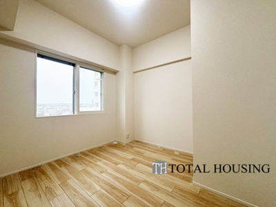 【洋室】 | 新札幌プリンスハイツ | 洋室　約4.2帖
シンプルな内装はどんな家具ともぴったり。お好みのテイストに仕上げていくのも楽しみの一つです。