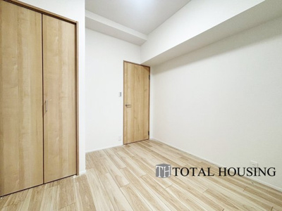 【洋室】 | 新札幌プリンスハイツ | 洋室　約4.2帖
充分な広さと収納機能を備えた部屋はお子様の自発性と成長を促します。お子様の成長を支える、勉強や好きなことに没頭する学びの空間にどうぞ。