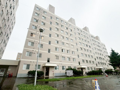 【外観】 | 新札幌プリンスハイツ | 流行に左右されず、将来にわたって価値が継続する「上質」な佇まい。おしゃれな雰囲気や自然の潤い、親しみやすさといった暮らしを豊かにしてくれる住空間です。