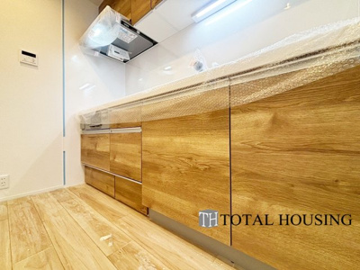 【キッチン】 | 新札幌プリンスハイツ | LDKを広く使え、料理に集中することができる壁付けタイプのキッチンです。上下に収納が設けられ、調理用品や食器類をすっきりと収納できます◎