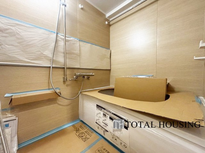 【浴室】 | 新札幌プリンスハイツ | 限られた空間を広く見せるワイドミラーを採用したバスルーム。毎日の疲れを癒やすバスタイムを。浴室換気乾燥暖房機付きで浴室内干しも可能！