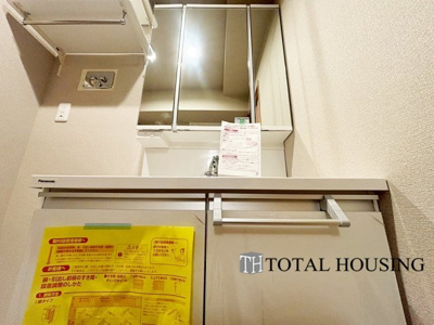 【独立洗面台】 | 新札幌プリンスハイツ | 一日の始まりの朝、歯磨きをしたりメイクや髪をセットしたり・・・使いやすさが考えられた3面鏡です♪シャワー付水栓で洗面台でのシャンプーや毎日の掃除に大変便利ですね♪