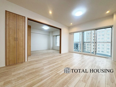 【居間・リビング】 | 新札幌プリンスハイツ | 来客の際には、LDKと洋室の間の扉を開けることで、開放感あふれる空間に！
どちらの居室にも大きな窓がある為、リビング全体が明るい陽光に包まれます。