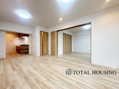 【居間・リビング】 | 新札幌プリンスハイツ | 柔らかな色合いのフローリングと清潔感の溢れるクロスが明るい空間を創り出しているリビングダイニング。憩いの場に相応しく、ここで楽しむ家族の時間が絆をより深めてくれそうです。