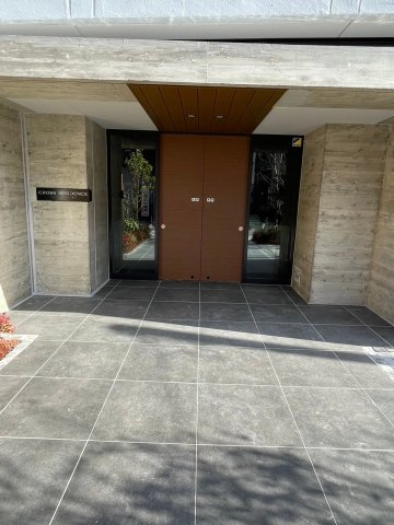 クロスレジデンス六義園のエントランス