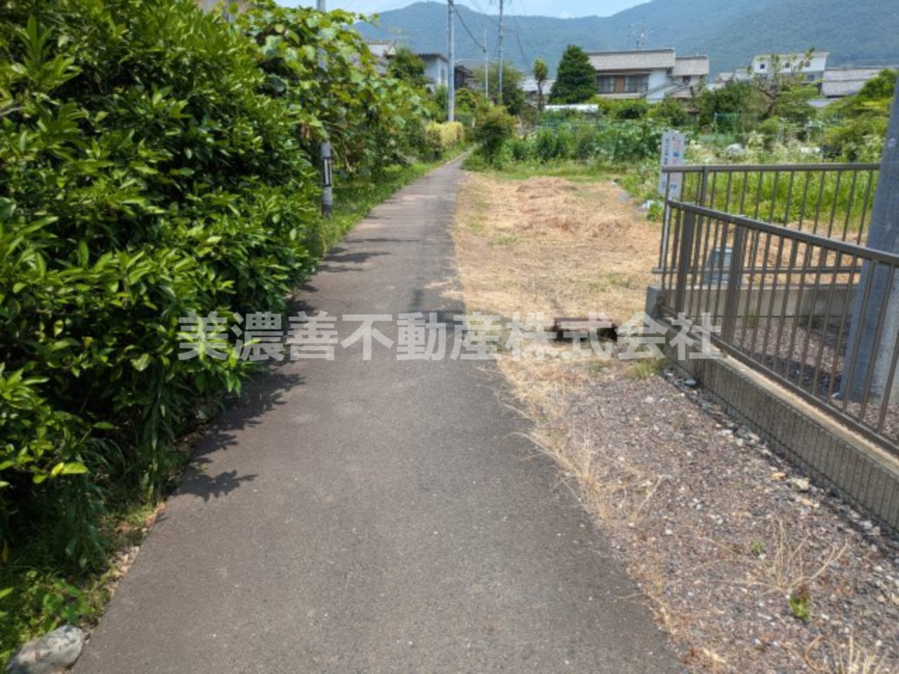 ６５５９４　岐阜市長良土地の前面道路含む現地写真