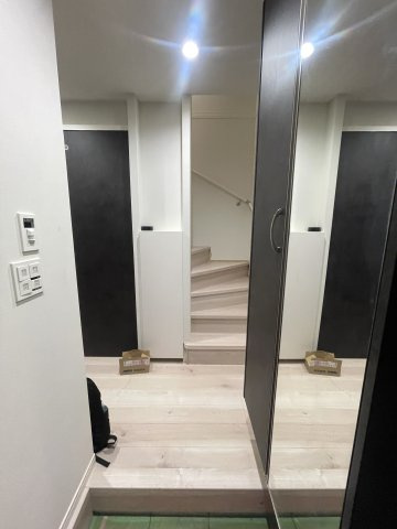 杉並区本天沼3丁目　整形角地　快適コンパクト邸宅の玄関