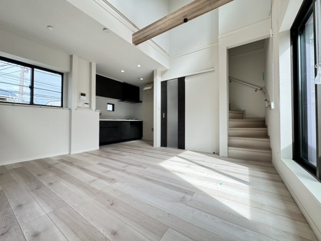 杉並区本天沼3丁目　整形角地　快適コンパクト邸宅の居間・リビング