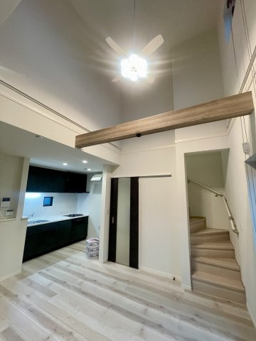 杉並区本天沼3丁目　整形角地　快適コンパクト邸宅の居間・リビング