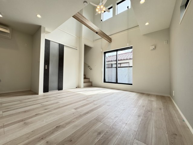 杉並区本天沼3丁目　整形角地　快適コンパクト邸宅の居間・リビング