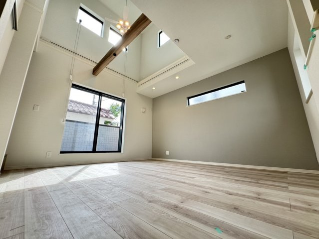 杉並区本天沼3丁目　整形角地　快適コンパクト邸宅の居間・リビング