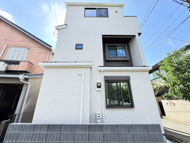 杉並区本天沼3丁目　整形角地　快適コンパクト邸宅の外観