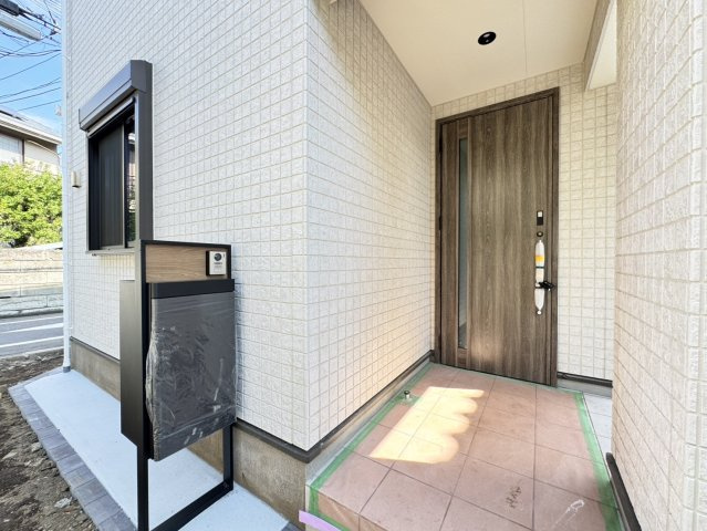 杉並区本天沼3丁目　整形角地　快適コンパクト邸宅の玄関