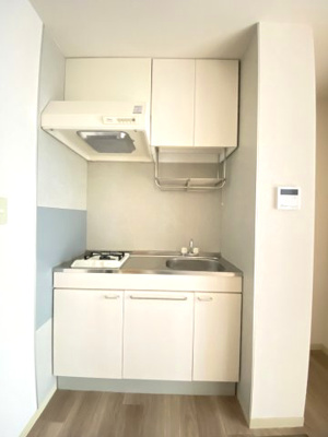 【キッチン】 | カメリヤハイツ | キッチンの統一カラーは白です♪　１口ガスコンロがついています。