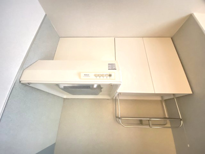【キッチン】 | カメリヤハイツ | しっかりとパワーのある換気扇、洗った食器をすぐに置ける棚が助かりますね。