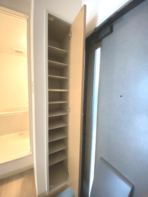 【玄関】 | カメリヤハイツ | シューズクロークの棚は可動式。