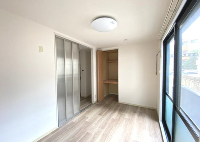 【洋室】 | カメリヤハイツ | 開放感のあるスライドドアで明るい洋室。