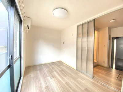 【洋室】 | カメリヤハイツ | 洋室とキッチンのクッションフロアに統一感があり広々と感じます。