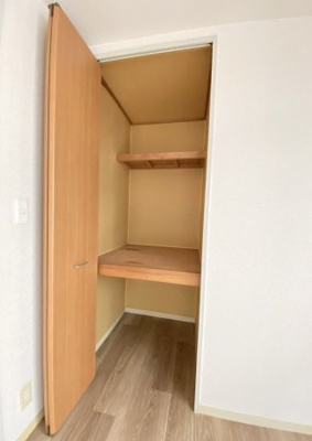 【収納】 | カメリヤハイツ | 奥行のある収納には荷物がたっぷり収まりそう。