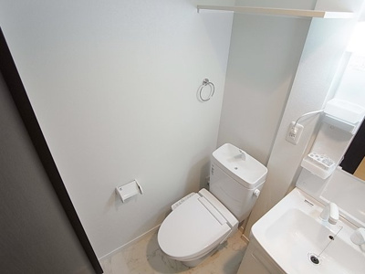 【トイレ】 | Felice Kobe | ウォシュレット上部に収納も有り