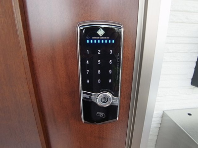 【エントランス】 | Felice Kobe | タッチパネルのデジタルロックキーがスマートです