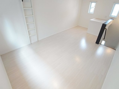 【居間・リビング】 | Felice Kobe | 白い美麗なフローリング、天井が高く開放的です