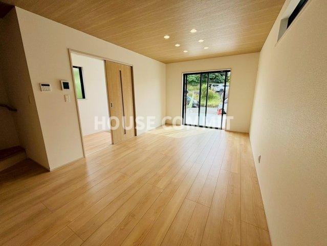 成田市郷部　新築戸建て　B号棟の居間・リビング