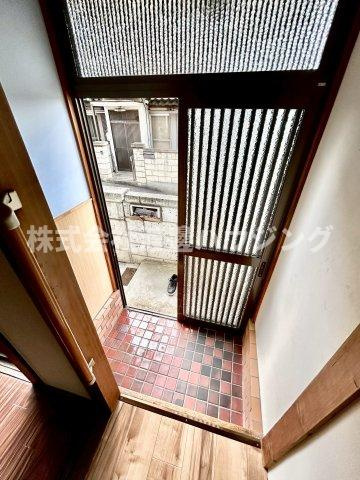 横小路町1丁目一戸建の玄関