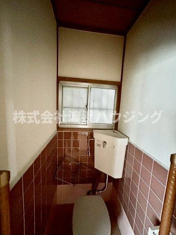 横小路町1丁目一戸建のその他|トイレにも窓ございます