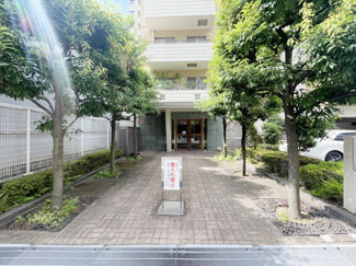 【エントランス】 | オートロックを備えた、マンションのエントランス。やはりセキュリティの観点は欠かすことができません。皆様を“安全”に送り出し、出迎えてくれます。～即日のご見学可能～　お問合せはお気軽にどうぞ。