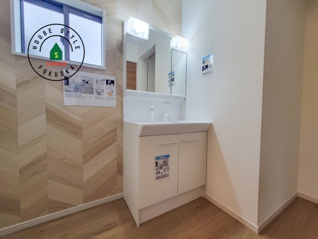 春日市白水ヶ丘2丁目第2-2棟（2号棟）の独立洗面台|毎日使うものだから清潔な空間を保ちたい水回り。洗面にはそんな願いを解消させてくれる収納アイデアが満載です。三面鏡の裏側にはキャビネットが現れ小物から背の高い物まで収納できます。
