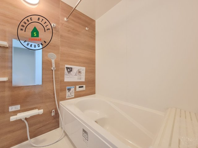 春日市白水ヶ丘2丁目第2-2棟（2号棟）の浴室|1日の疲れを癒してくれる広々バスルーム。雨の日のお洗濯にも大活躍な浴室乾燥機付です！