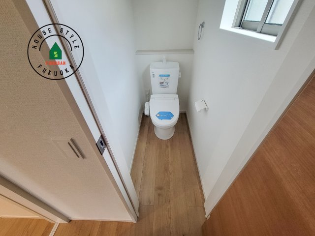 春日市白水ヶ丘2丁目第2-2棟（2号棟）のトイレ|温水洗浄便座を完備しております。2ヶ所にトイレがあるのは朝の慌ただしい時間も安心です。