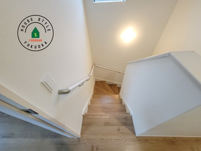 春日市白水ヶ丘2丁目第2-2棟（2号棟）の内装|＜手すり付階段＞手すりがないと階段の昇り降りで危険なことはもちろん、壁に手をつきながら歩くことで壁紙が汚れやすくなります。すべての方に快適に昇り降りしていただくため、手すりを設置しました。
