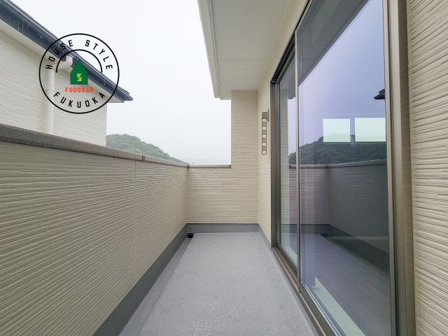 春日市白水ヶ丘2丁目第2-2棟（2号棟）のバルコニー|風をしっかりと感じられるバルコニーでは、毎日が洗濯日和です。広々としているので洗濯も楽しくなるでしょうし、気分転換にバルコニーからの眺めを楽しむのもいいでしょう。