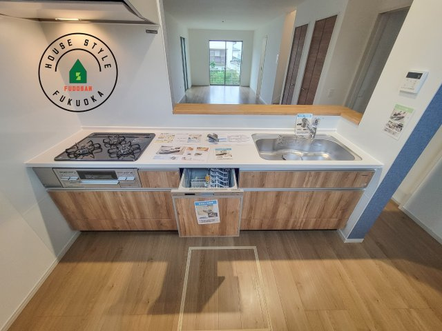 春日市白水ヶ丘2丁目第2-2棟（2号棟）のキッチン|ご家族を近くに感じられる対面キッチンのLDK。会話もはずみそうですね。