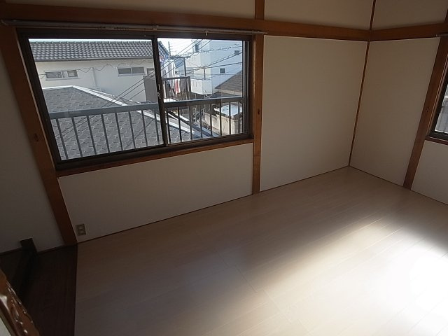 菊水町10丁目貸家の内装|2面窓で明るいです