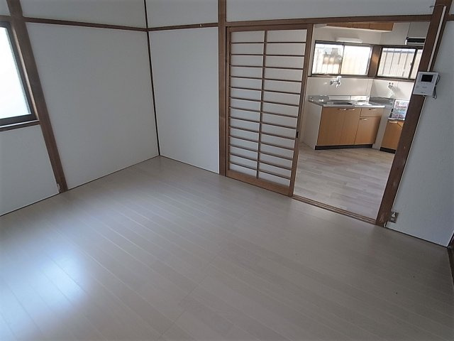菊水町10丁目貸家の居間・リビング|白いフローリングが綺麗な室内