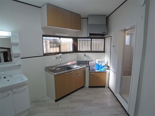 菊水町10丁目貸家の居間・リビング|キッチンも明るく綺麗です