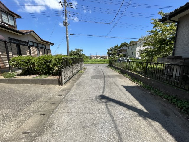 山武市富口の中古一戸建の前面道路含む現地写真